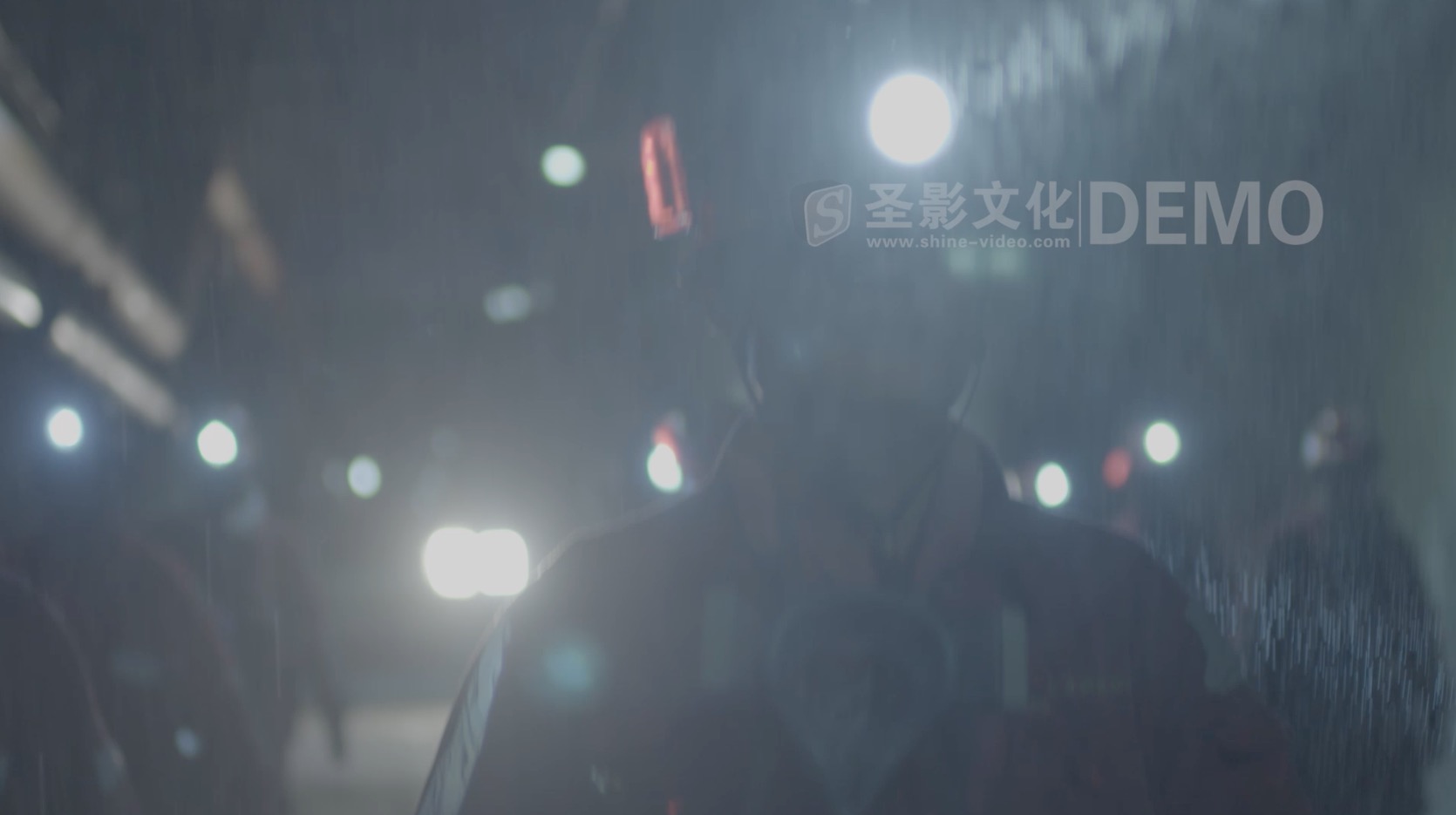 快看！在大雨的井下 矿工唱起了《团结就是力量》